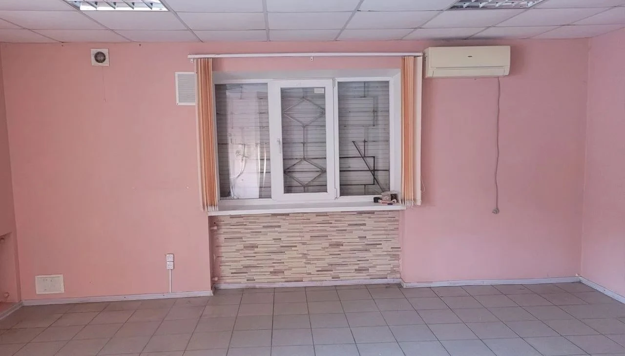 ❗❗горловка! Новый объект!❗❗ продам коммерческое помещение в самом центре города. Площадь 42 кв. М². Есть большой общий зал (26.1 кв. М²), помещение под кухню, санузел и отдельный кабинет. Хорошее проходное место. Цена 5.800.000 руб. (торг возможен) + ан. +79493140967 (телеграм, мах) - борис - фотография - 2