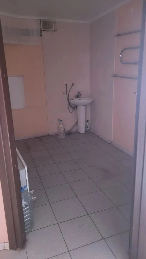 ❗❗горловка! Новый объект!❗❗ продам коммерческое помещение в самом центре города. Площадь 42 кв. М². Есть большой общий зал (26.1 кв. М²), помещение под кухню, санузел и отдельный кабинет. Хорошее проходное место. Цена 5.800.000 руб. (торг возможен) + ан. +79493140967 (телеграм, мах) - борис - фотография - 7