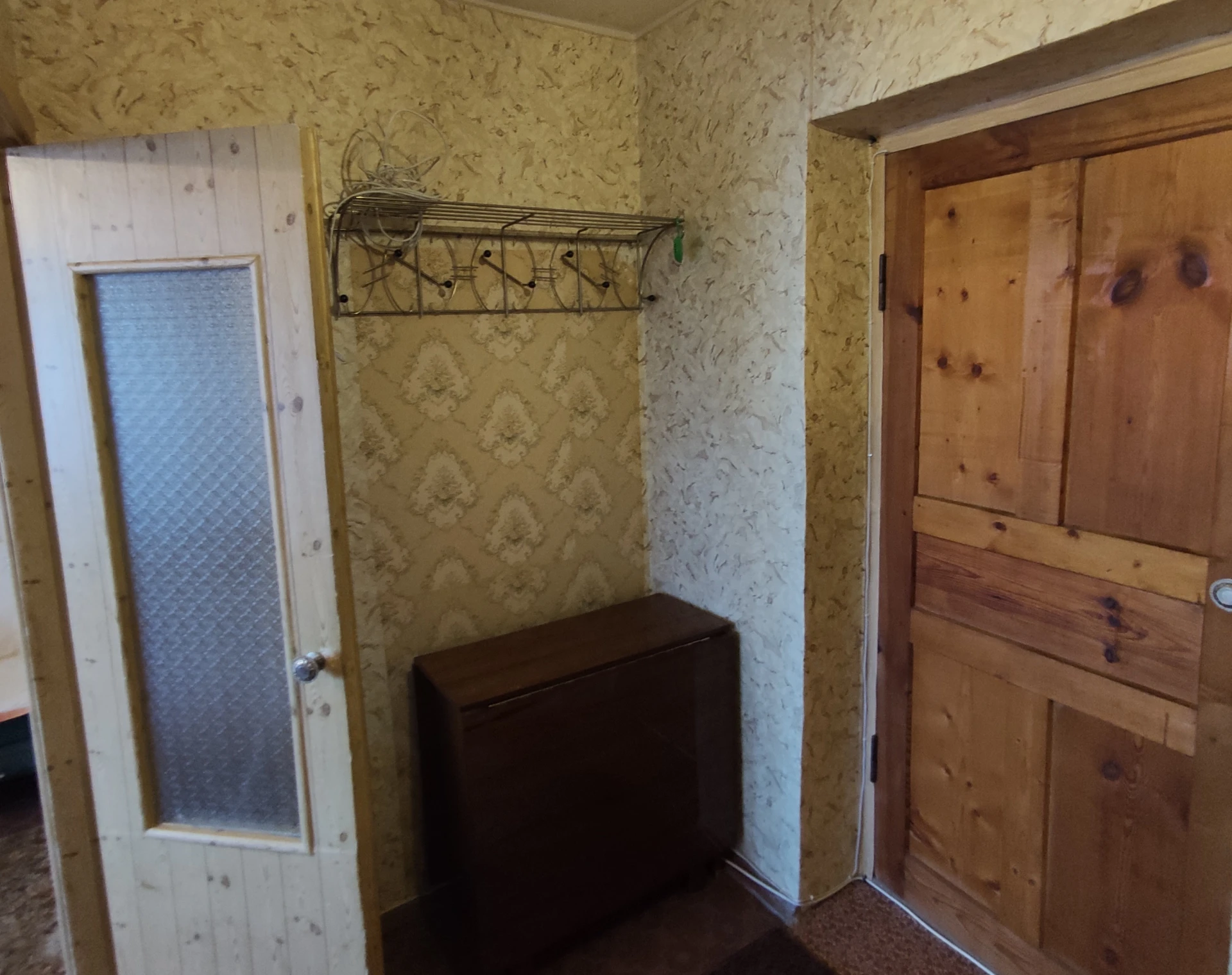 Продается 1 к - квартира в микрорайоне азотный.
Донецк, ул. Семенова-тянь-шаньского, дом 13

Площадь квартиры 37,9 м2
Площадь комнаты – 18 м2
Площадь кухни- 7 м2
Площадь ванной- 3,3 м2
4 Этаж / 9 этажного дома.

Рядом детский сад, школа, супермаркеты, остановки городского транспорта.
Дом кирпичный, строился по индивидуальному проекту шахтой куйбышевской.
Квартира продается с мебелью и техникой.
Отопление центральное, есть газ.
По фасаду квартиры застекленная лоджия.
На лоджии есть кладовая.
Также в квартире есть отдельная кладовая площадью 1,5 м2.

2 500 000 Р + ан вариант
+7 949 095 32 35
Наталья (миранда телеграмм) - фотография - 3