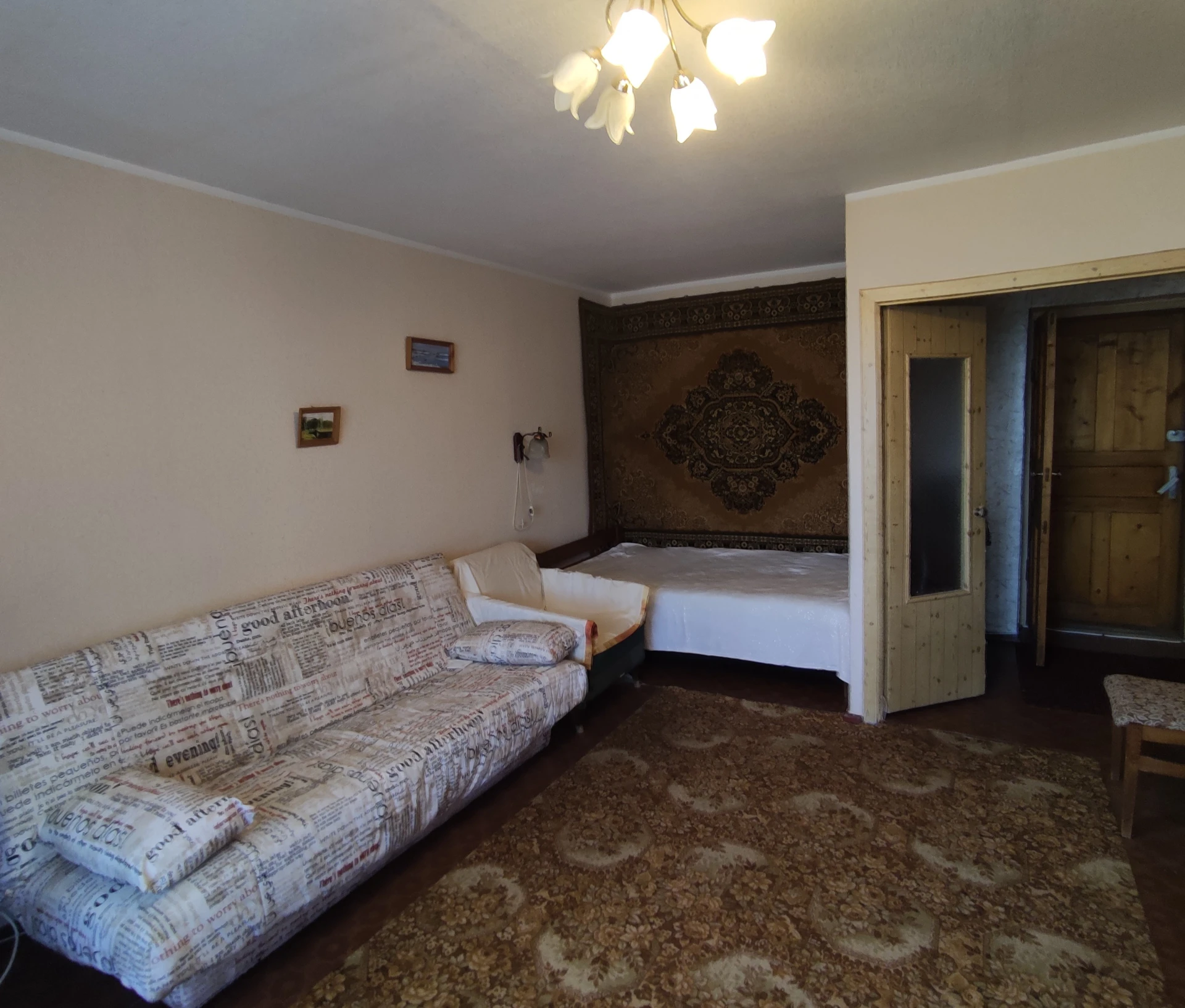 Продается 1 к - квартира в микрорайоне азотный.
Донецк, ул. Семенова-тянь-шаньского, дом 13

Площадь квартиры 37,9 м2
Площадь комнаты – 18 м2
Площадь кухни- 7 м2
Площадь ванной- 3,3 м2
4 Этаж / 9 этажного дома.

Рядом детский сад, школа, супермаркеты, остановки городского транспорта.
Дом кирпичный, строился по индивидуальному проекту шахтой куйбышевской.
Квартира продается с мебелью и техникой.
Отопление центральное, есть газ.
По фасаду квартиры застекленная лоджия.
На лоджии есть кладовая.
Также в квартире есть отдельная кладовая площадью 1,5 м2.

2 500 000 Р + ан вариант
+7 949 095 32 35
Наталья (миранда телеграмм) - фотография - 2