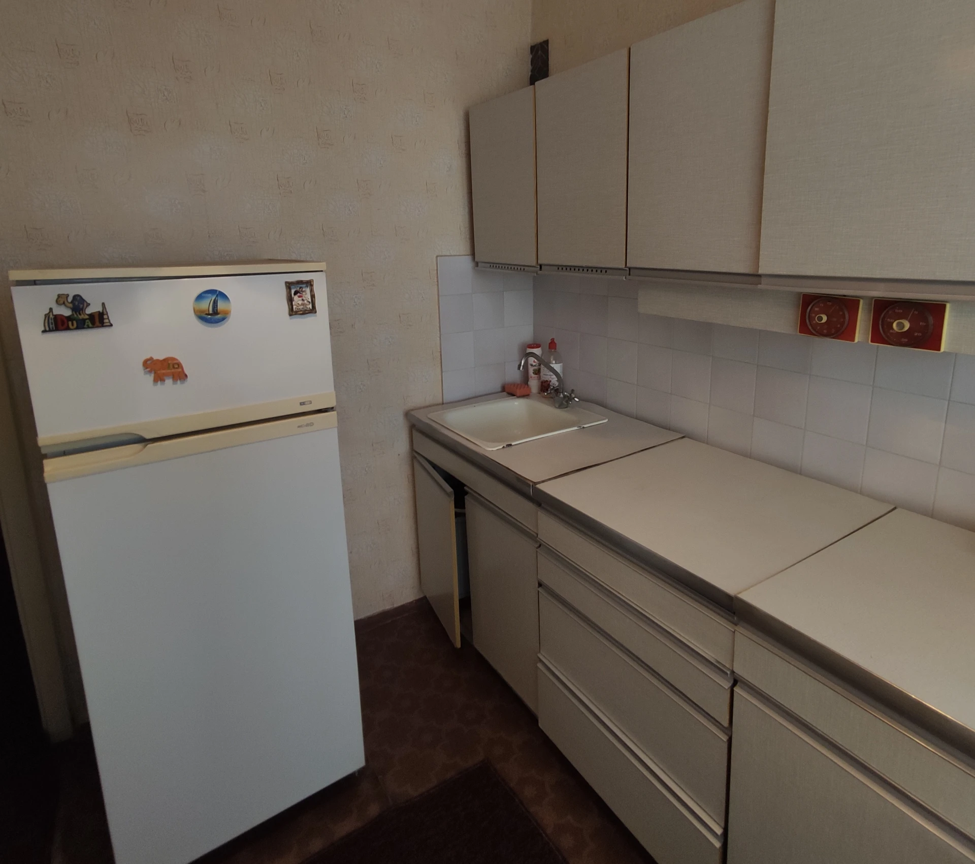Продается 1 к - квартира в микрорайоне азотный.
Донецк, ул. Семенова-тянь-шаньского, дом 13

Площадь квартиры 37,9 м2
Площадь комнаты – 18 м2
Площадь кухни- 7 м2
Площадь ванной- 3,3 м2
4 Этаж / 9 этажного дома.

Рядом детский сад, школа, супермаркеты, остановки городского транспорта.
Дом кирпичный, строился по индивидуальному проекту шахтой куйбышевской.
Квартира продается с мебелью и техникой.
Отопление центральное, есть газ.
По фасаду квартиры застекленная лоджия.
На лоджии есть кладовая.
Также в квартире есть отдельная кладовая площадью 1,5 м2.

2 500 000 Р + ан вариант
+7 949 095 32 35
Наталья (миранда телеграмм) - фотография - 4