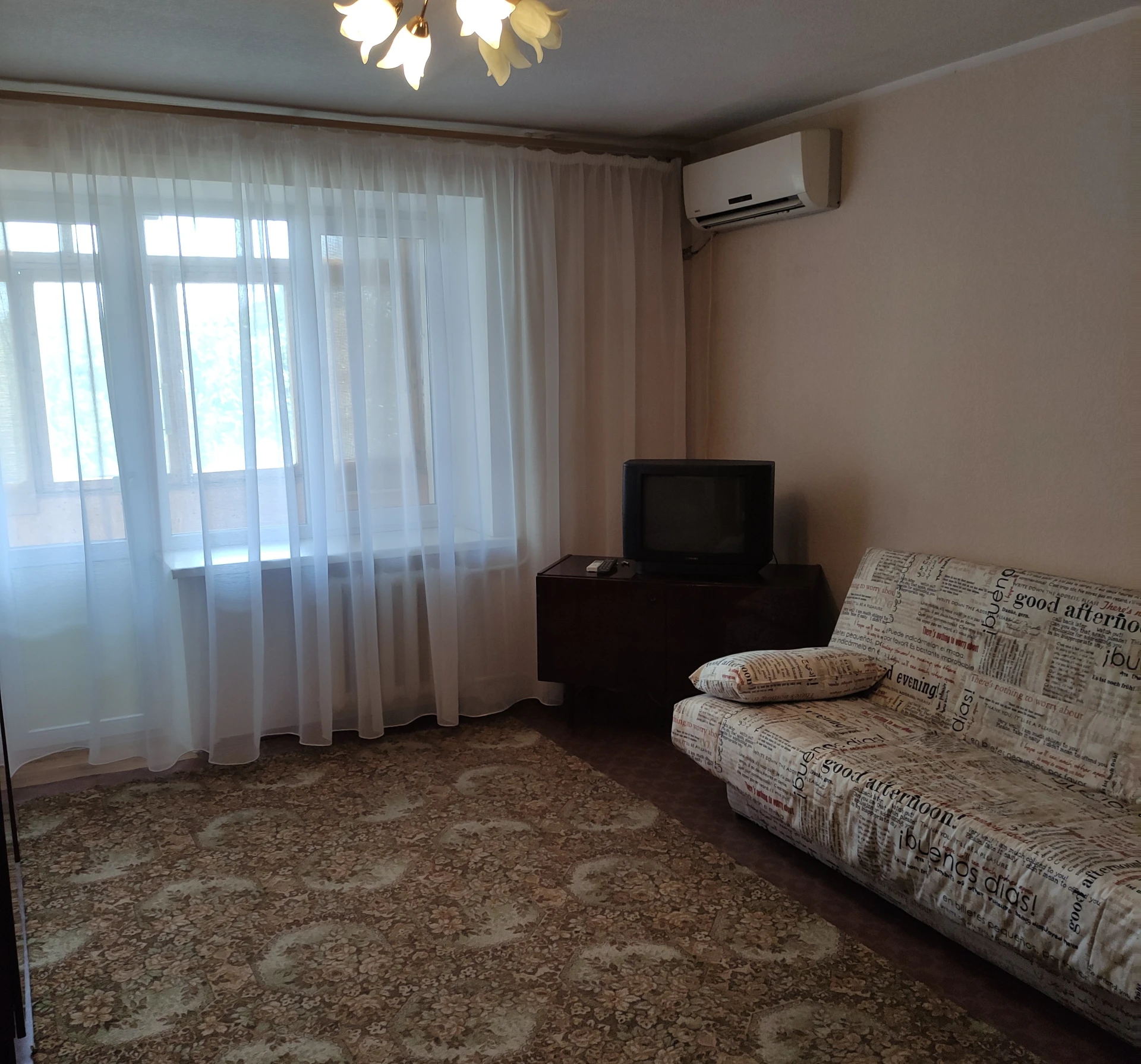 Продается 1 к - квартира в микрорайоне азотный.
Донецк, ул. Семенова-тянь-шаньского, дом 13

Площадь квартиры 37,9 м2
Площадь комнаты – 18 м2
Площадь кухни- 7 м2
Площадь ванной- 3,3 м2
4 Этаж / 9 этажного дома.

Рядом детский сад, школа, супермаркеты, остановки городского транспорта.
Дом кирпичный, строился по индивидуальному проекту шахтой куйбышевской.
Квартира продается с мебелью и техникой.
Отопление центральное, есть газ.
По фасаду квартиры застекленная лоджия.
На лоджии есть кладовая.
Также в квартире есть отдельная кладовая площадью 1,5 м2.

2 500 000 Р + ан вариант
+7 949 095 32 35
Наталья (миранда телеграмм) - фотография - 1
