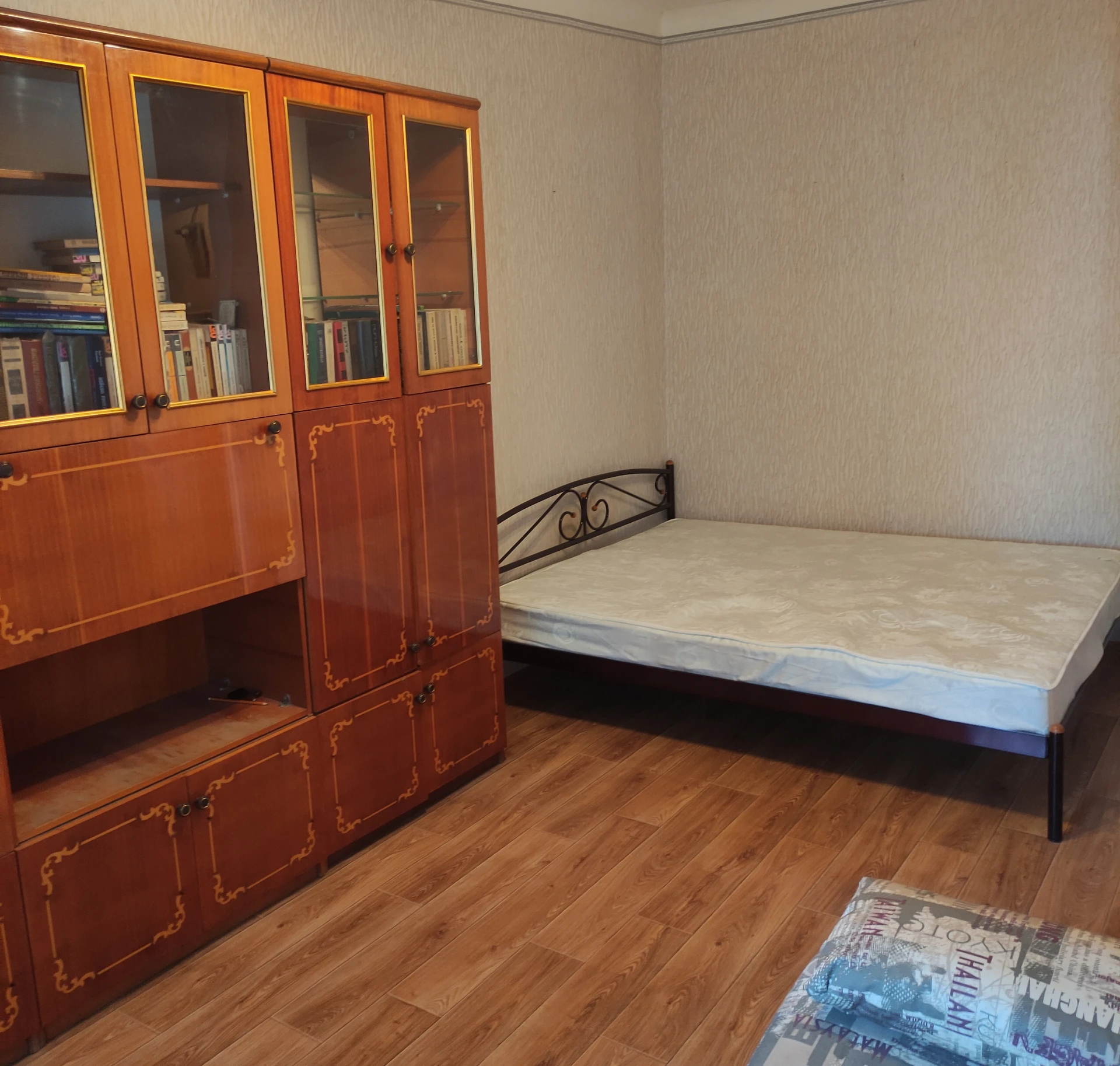 Продается 1 к - квартира в куйбышевском районе города донецка.
Адрес донецк, ул. Энгельса 107

Площадь 31,5 м2
Площадь комнаты – 17,9 м2
Площадь кухни – 5,8 м2
Площадь ванной – 2,9 м2
3 Эт /3 эт

Рядом есть детский сад, школа, супермаркет, больница 21.
Автобусная остановка 6 маршрута. До жд вокзала 15 мин пешком.

Квартира продается с мебелью и бытовой техникой.
Есть газ, нагрев воды газовой колонкой.
Отопление центральное.
Есть балкон.

1 100 000 Р + ан вариант
+7 949 095 32 35 (Миранда телеграмм)
Наталья - фотография - 3