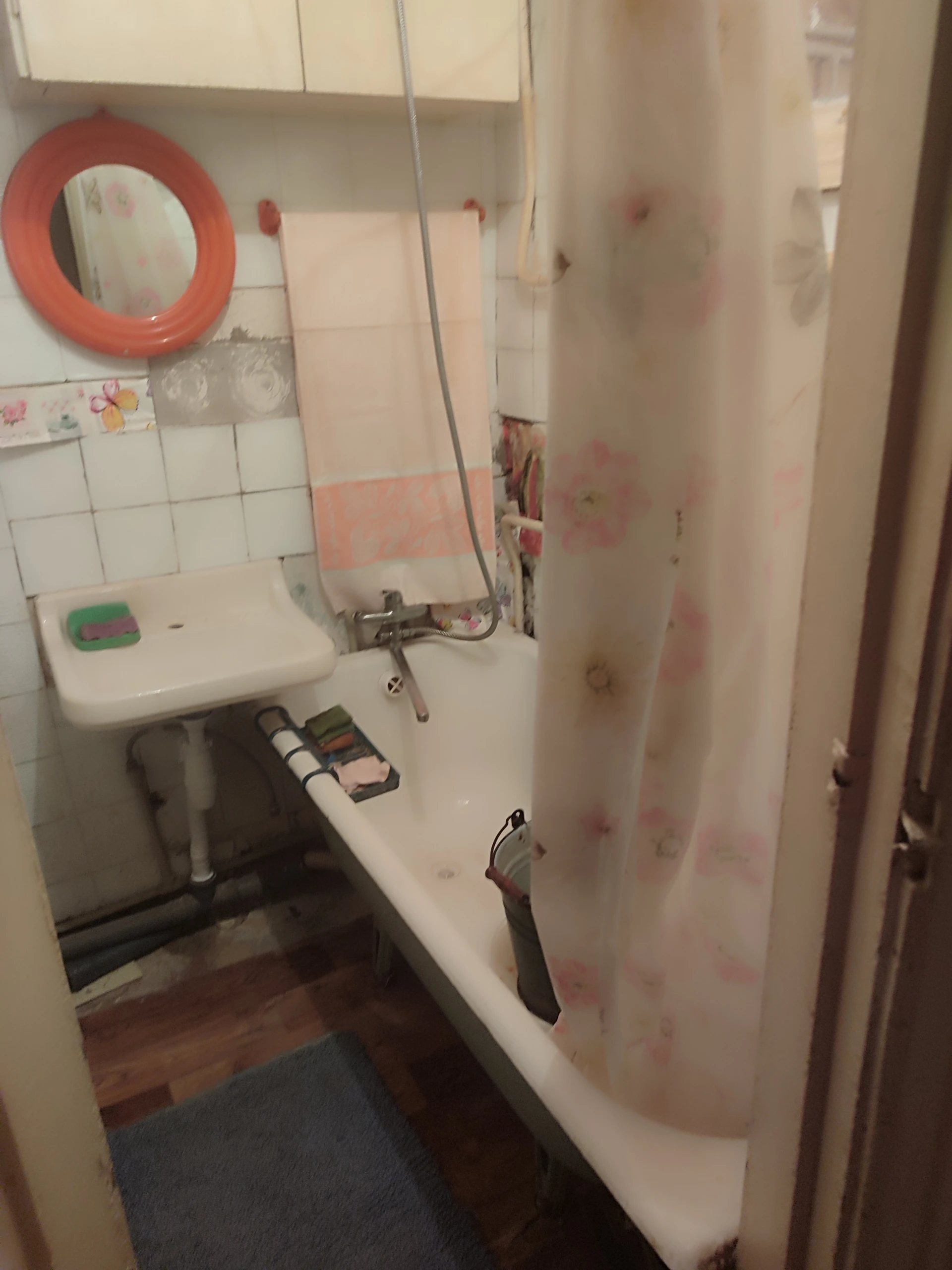 Продается 3-х комнатная квартира 4 эт/4, г. Харцызск, ул. Кутузова д.46, район трест. 3 680 000 руб. Тел 7 949 536 54 98
Документы рф на руках. Один взрослый собственник, долгов и прописанных в квартире нет.
Общая площадь 56,9 м 2, жилая 42,1 м 2
Квартира требует вложений, идеально подойдет под ваш авторский дизайн.
Не угловая. Счетчики на газ, воду, свет. В доме счетчик на отопление.
Зал проходной. Санузел раздельный. В квартире газовая колонка. Вместительная кладовая.
Рядом 5 школа, детский садик, магазины. Недалеко автовокзал, рынок.
Во дворе новая детская площадка.
Весной 2026 г. Произведен ремонт фасада дома, крыши по региональной адресной программе капремонта многоквартирных домов. В подъезде установлены пластиковые окна. - фотография - 15