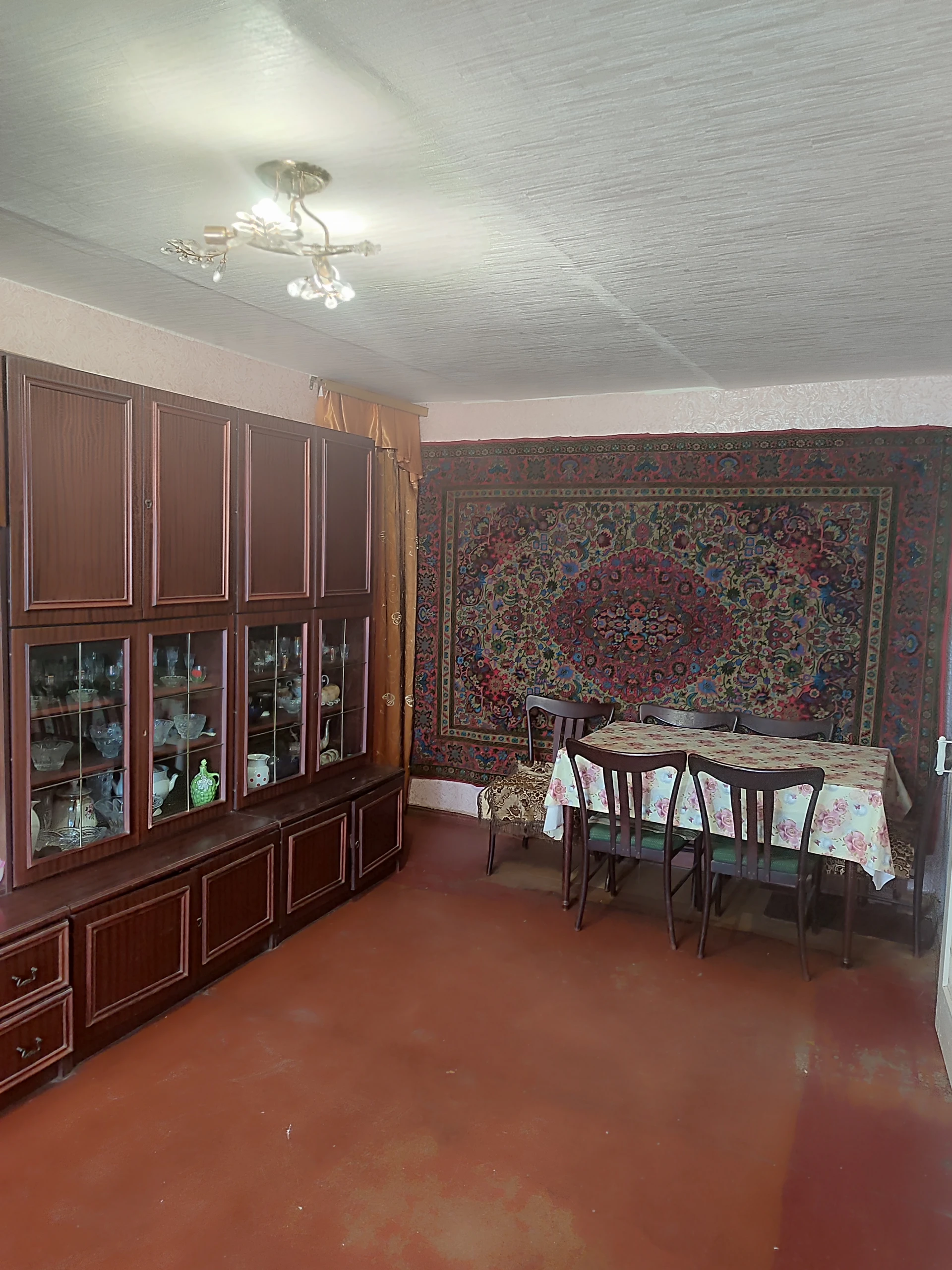 Продается 3-х комнатная квартира 4 эт/4, г. Харцызск, ул. Кутузова д.46, район трест. 3 680 000 руб. Тел 7 949 536 54 98
Документы рф на руках. Один взрослый собственник, долгов и прописанных в квартире нет.
Общая площадь 56,9 м 2, жилая 42,1 м 2
Квартира требует вложений, идеально подойдет под ваш авторский дизайн.
Не угловая. Счетчики на газ, воду, свет. В доме счетчик на отопление.
Зал проходной. Санузел раздельный. В квартире газовая колонка. Вместительная кладовая.
Рядом 5 школа, детский садик, магазины. Недалеко автовокзал, рынок.
Во дворе новая детская площадка.
Весной 2026 г. Произведен ремонт фасада дома, крыши по региональной адресной программе капремонта многоквартирных домов. В подъезде установлены пластиковые окна. - фотография - 4