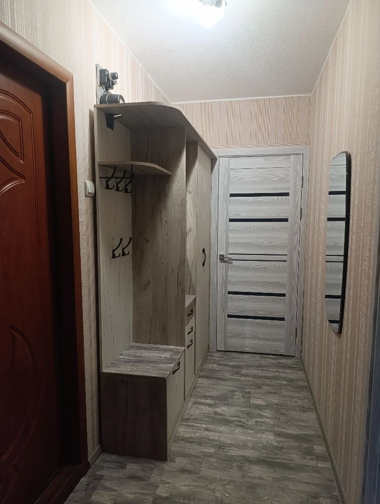продам 2 квартиру,47 м2.пролетарский район. мебель-спальня, прихожая, полы, двери межкомнатные, быто... - фотография - 1
